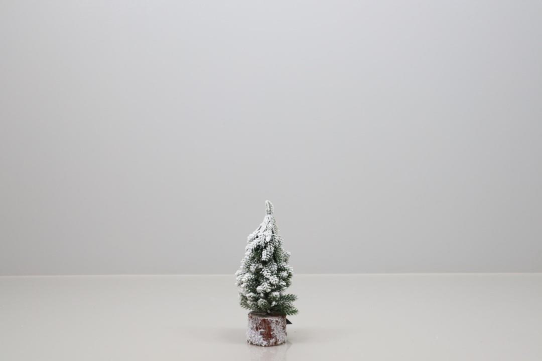 Tannenbaum auf Holz beflockt Kunststoff grün/weiß H19cm